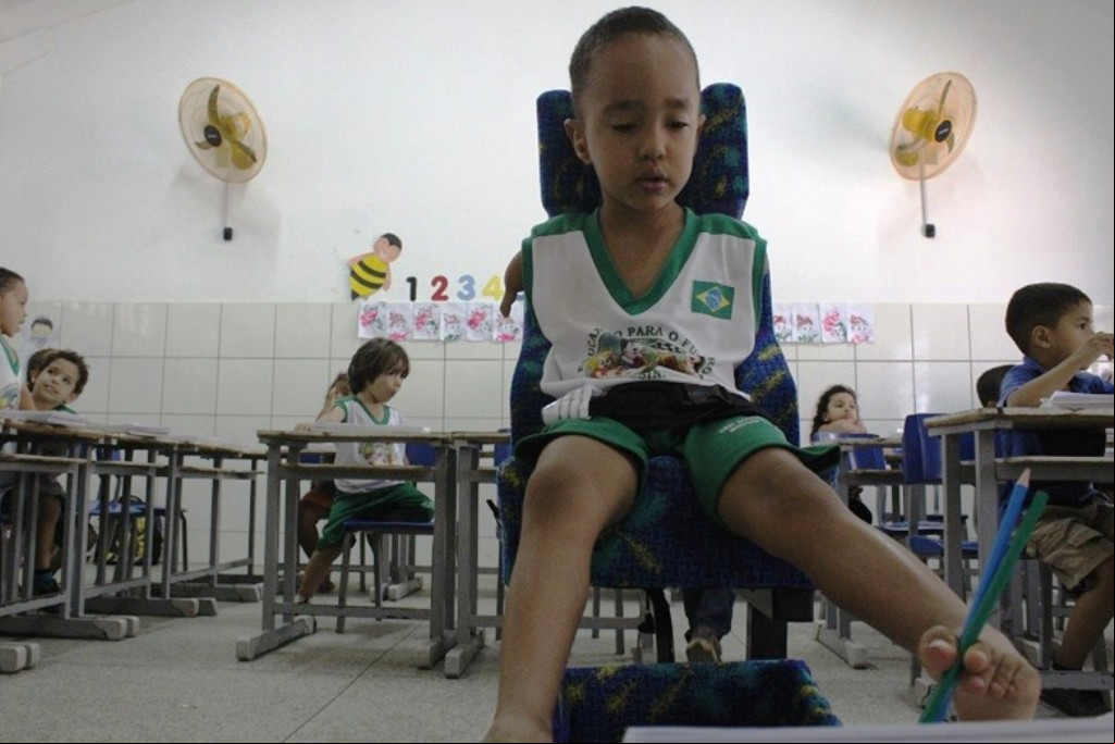 menino que escreve com pés em Teresina