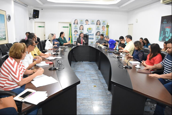 reunião sobre projeto de decoração de natal de Teresina