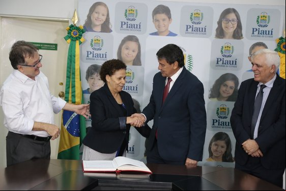 Governador reassume
