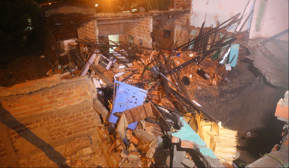 enxurrada destrói casas e deixa dois mortos em Teresina